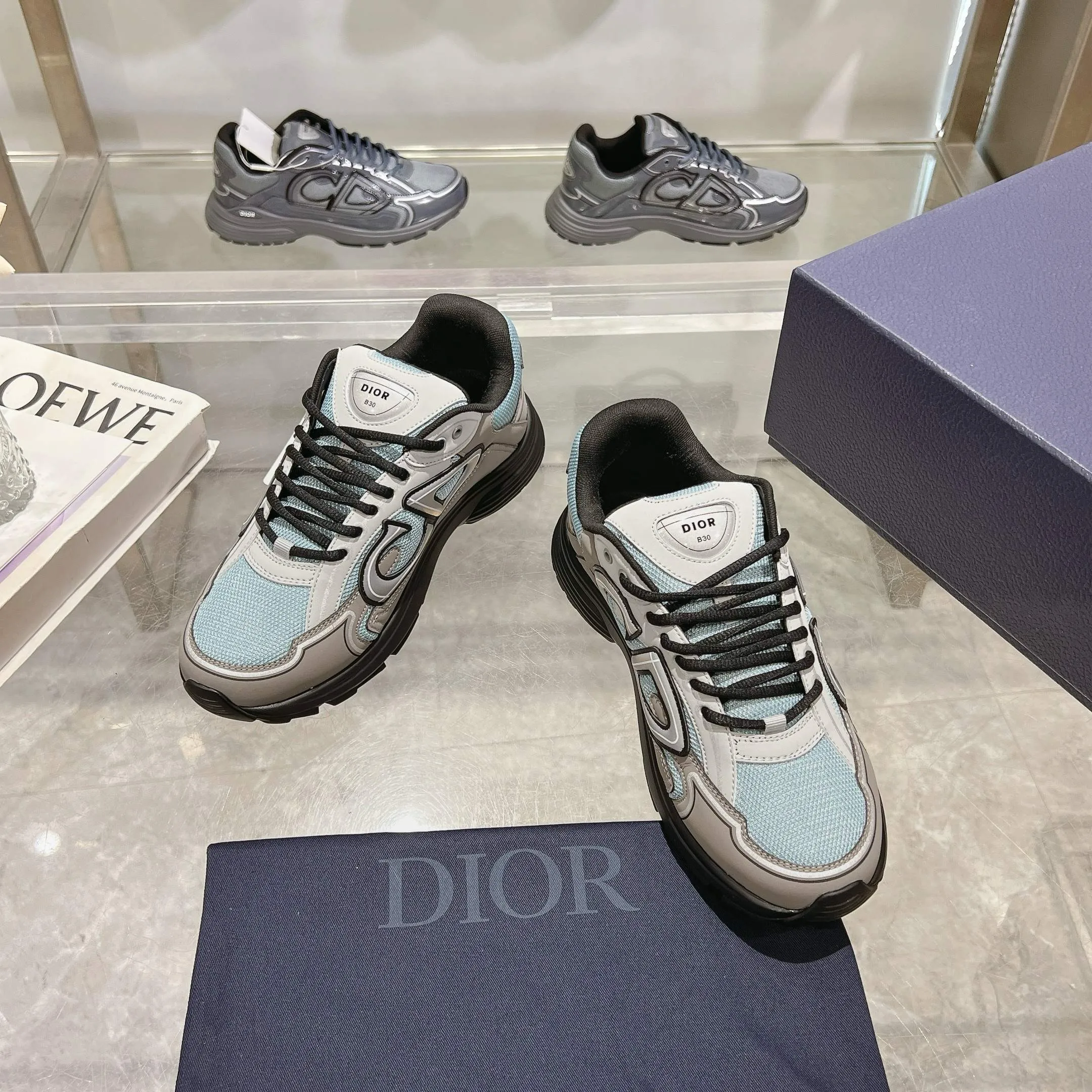 👟👟Ex-factory price 520👟👟 H612 high version B30 low-top sneakers are one of the flagship styles of this series. Crafted from mesh and technical fabrics, it's finished with a reflective 'CD30' graphic and 'DIOR B30' and 'CD30' logos on the heel and tongue. The extra-light, sculpted rubber sole adds style with signature accents, while internal stretch details create ideal comfort. Can be paired with a variety of casual looks to show a fashionable, modern and sporty style. ✅Size: 35-47 (45-46-47 customized, non-returnable and non-exchangeable) ✅Sole material: Original ultra-light IP sole ✅Packaging: Brand new counter packaging